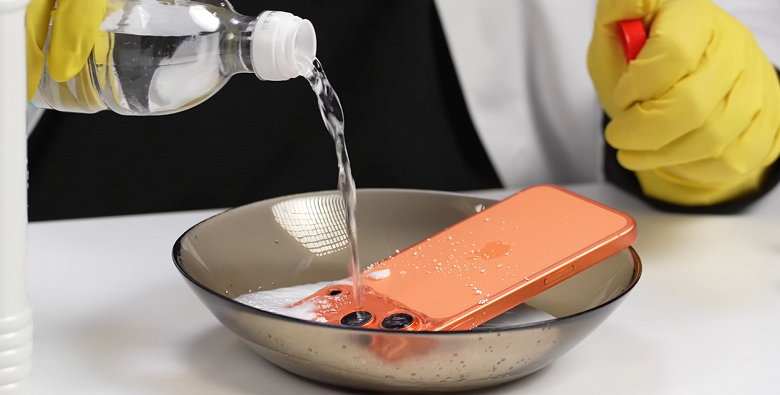 Wylsacom попытался отбелить iPhone 17 Pro Max: оранжевый смартфон проверили на стойкость цвета